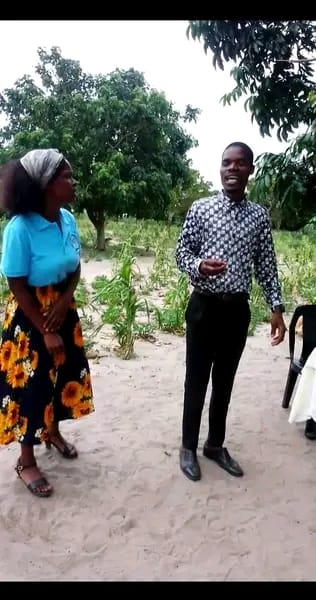 PR. Chirindza a Pregar A Palavra Deus junto com sua irmã a Missionaria Lúcia Chirindza 